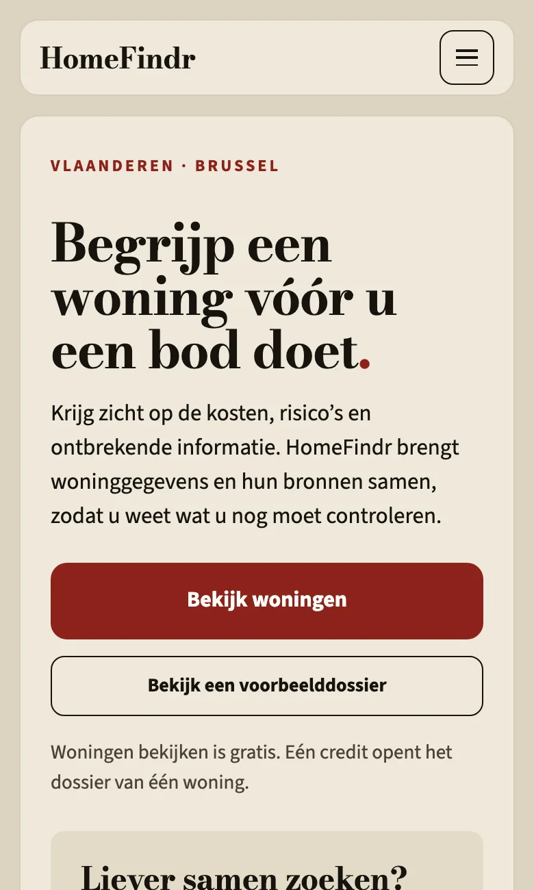 The HomeFindr website on a phone, with the headline “Begrijp een woning vóór u een bod doet”.